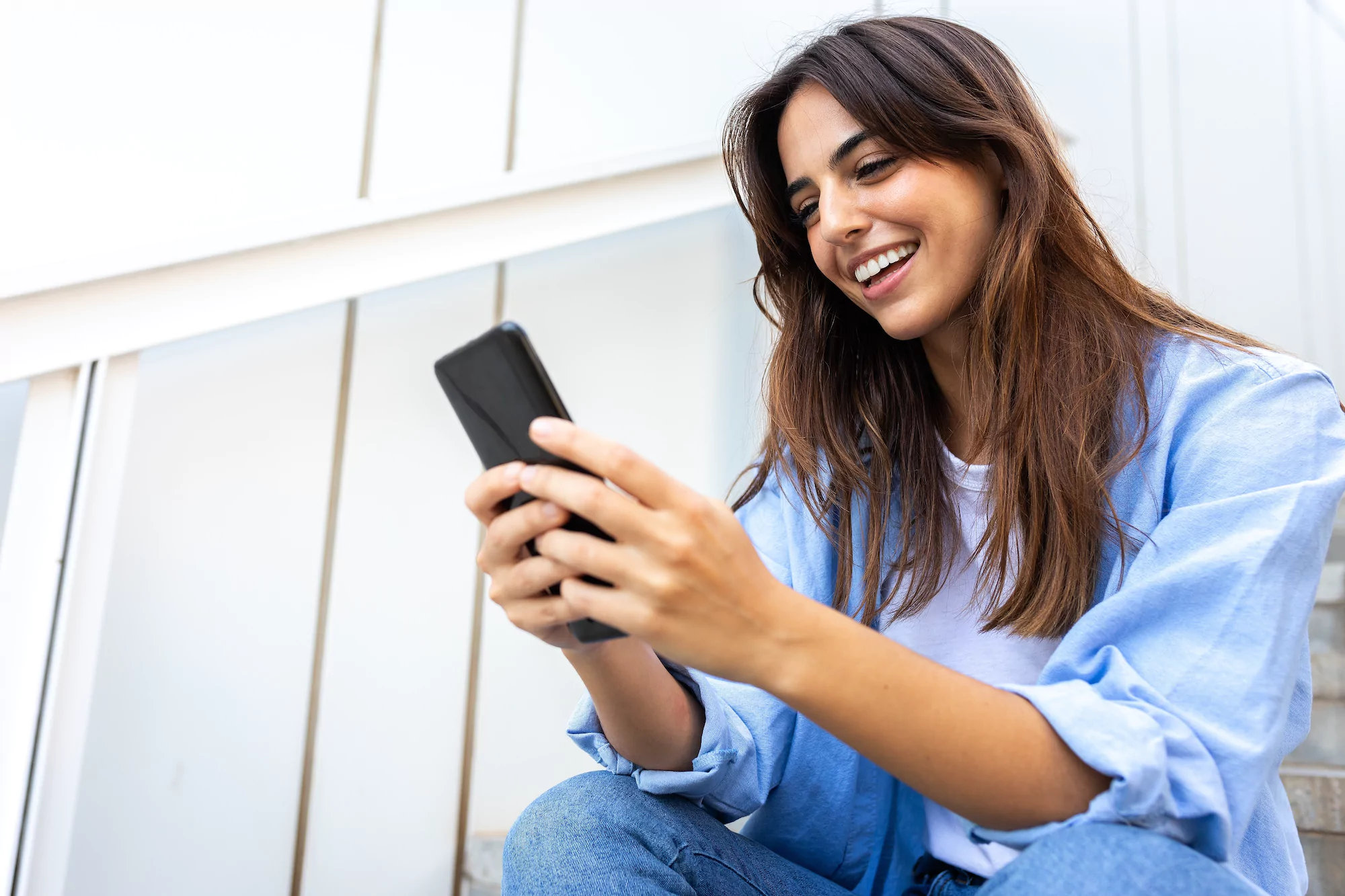 Consumer examining an advertisement on their smartphone, representing real-life market research interaction of ad-recall testing by Olinger market research agency.